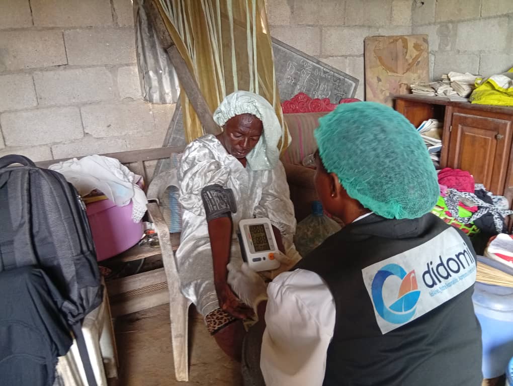 DIDOMI renforce le suivi médical des personnes âgées dans plusieurs quartiers de Douala 3ᵉ